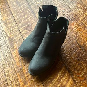 Brushed leather ankle boots in Grey.